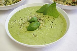 Szybka i łatwa zupa szpinakowa z nasionami konopi, GrubyLoL.com