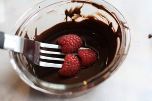 Najprostszy przepis na pyszne maliny schowane w czekoladzie, GrubyLoL.com